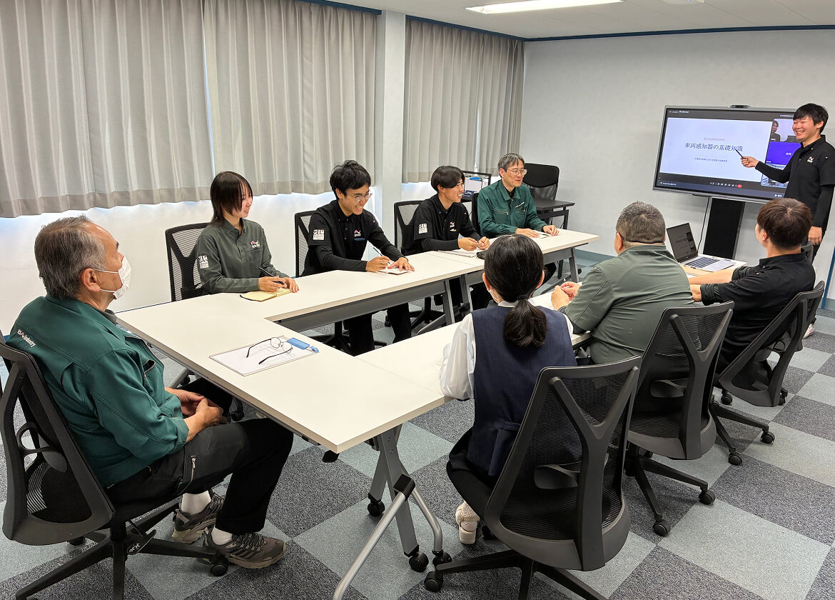 会議室で打ち合わせを行う社員たち