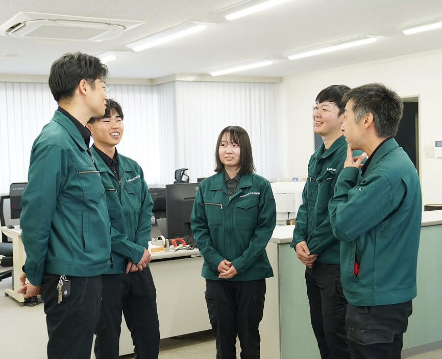 オフィスで談笑する社員たち