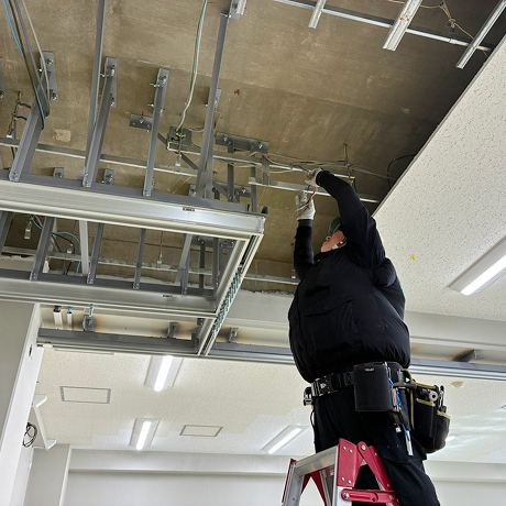 設備点検を行う作業員