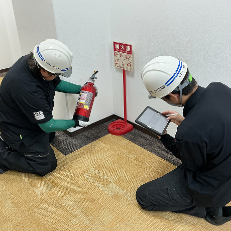 消防設備を点検する作業員