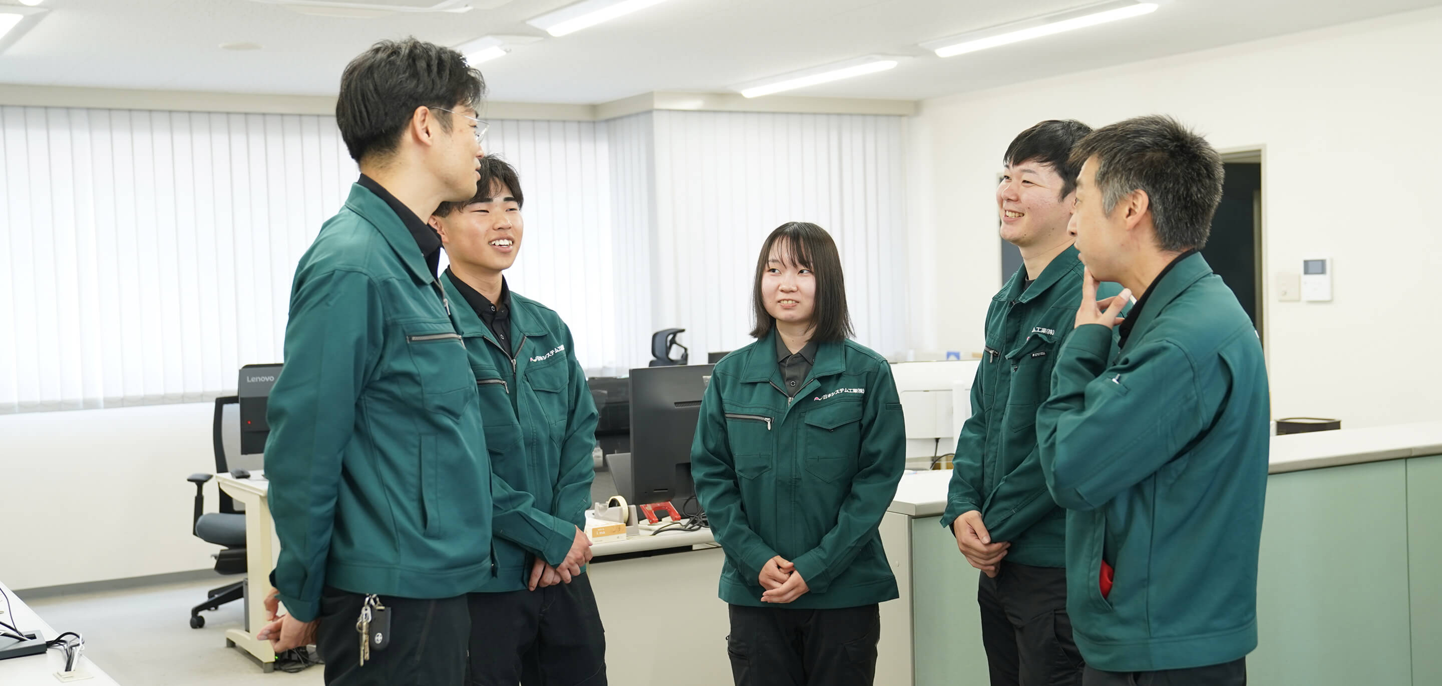 社内で話をする社員達の様子