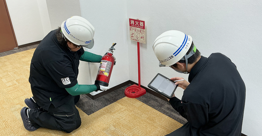 消防設備を点検する作業員
